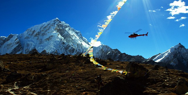 Heli-rescue near Everest BC  © Morts