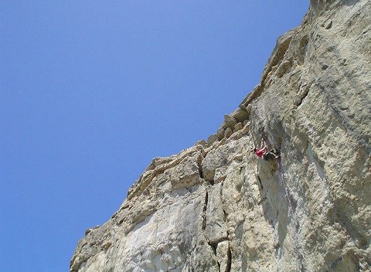 Cruising the crux of Twangy Pearl (F7b), Blacknor Central  © Jus