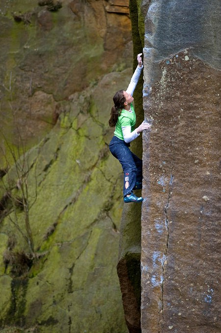 Anna Stoehr bouldering the classic Technical Master at Millstone  © Visual Impact | Rainer Eder