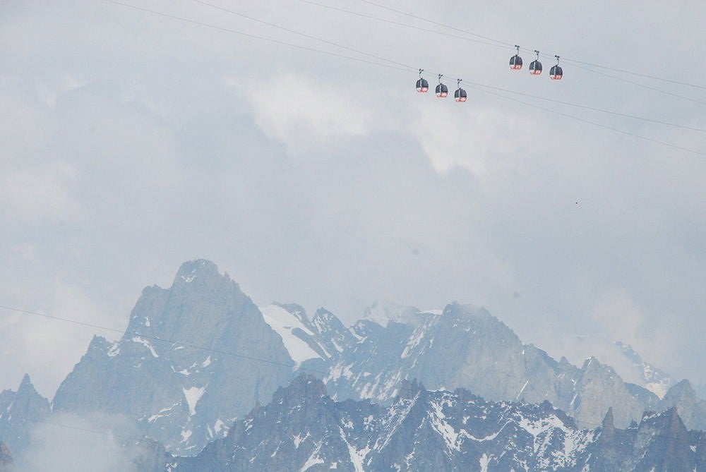 Cablecar seen from Valee Blanche  © calofil