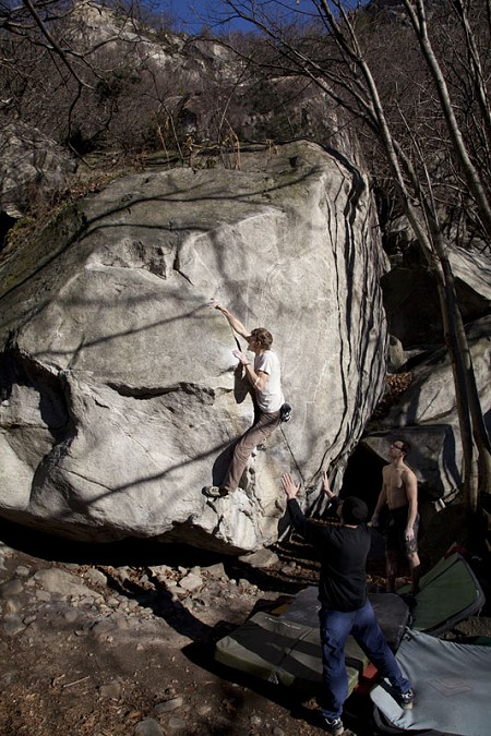 A classic Cresciano arete problem - Arcadia - at one of the first areas you come to - (7c)  © Sarah Burmester