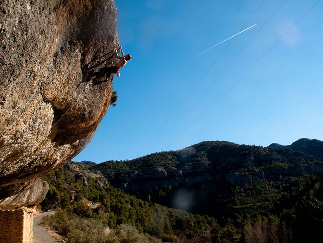 James Pearson onsighting Photoshot (F8b) in Margalef, Spain  © James Pearson Collection