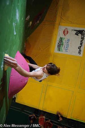 Tara Hayes competing at the Cliffhanger bouldering comp  © Alex Messenger / BMC