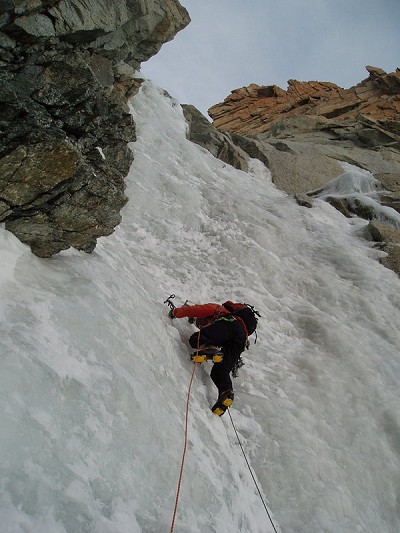 Dave Green romping up the Supercouloir  © Ric Potter