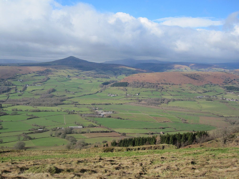Looking west from Ysgyryd, Brecon Beacons  © Tig Smith