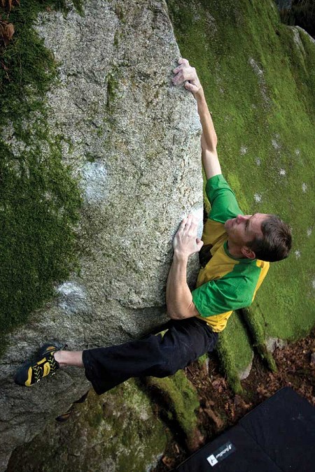 Bouldering on Permanent Brain Damage (V3) in the North Walls of the Chief.  © Marc Bourdon