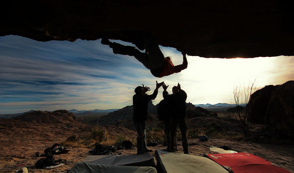 classic hueco, attentive spotting on the acrobatic "fern roof" v8/9  © catweasel
