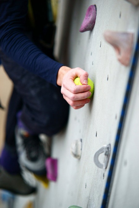 Climbing with a tennis ball in one hand  © Will Carroll
