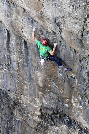 James Pearson making his ascent of Muy Caliente! E10 on his second attempt - Ground Up.  © David Simmonite