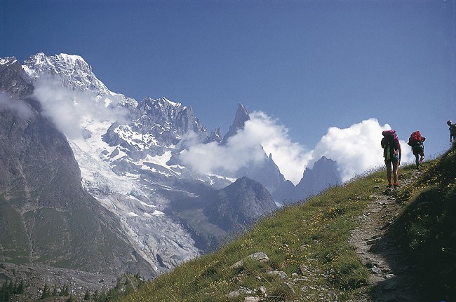 A wonderful balcony trail that eventually leads to Courmayeur  © Cicerone