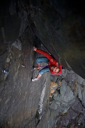 Steve McClure in the desperate slate chimney groove of The Quarryman  © Tim Glasby