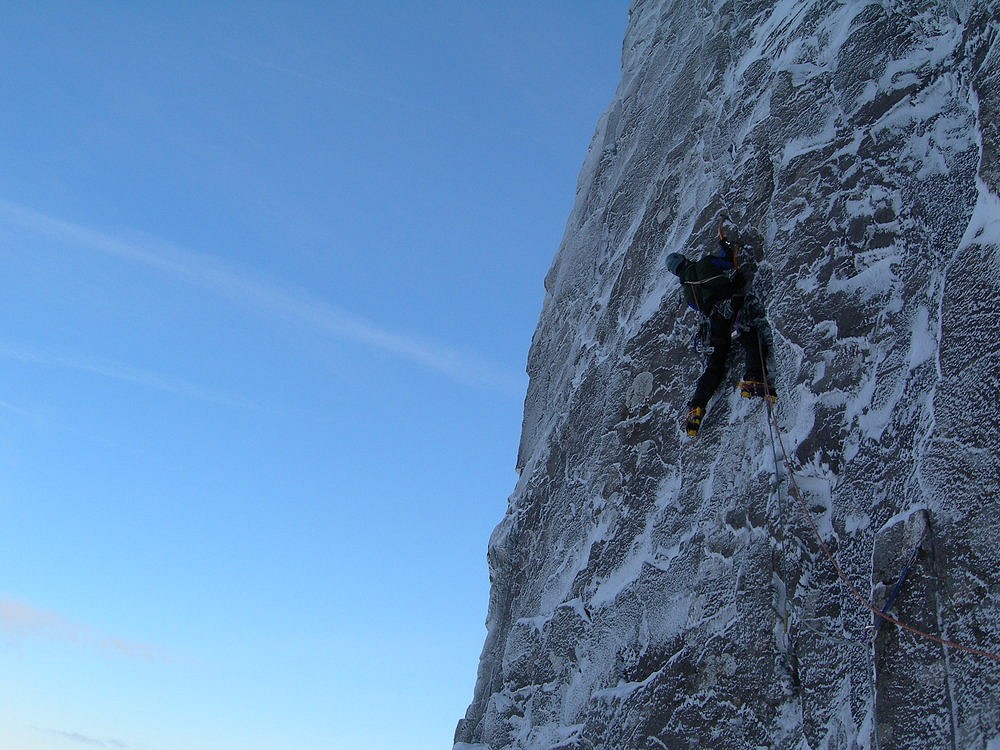 Tim Blakemore makes an Early Season ascent of Sioux Wall  © Steve Ashworth