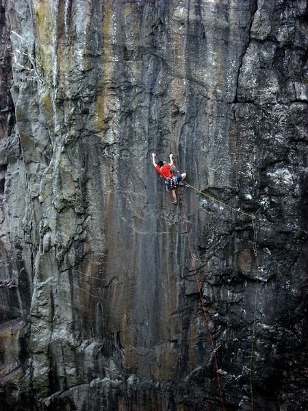 James McHaffie onsighting Point Blank E8 in a quick weekend hit.  © Andrew Morris