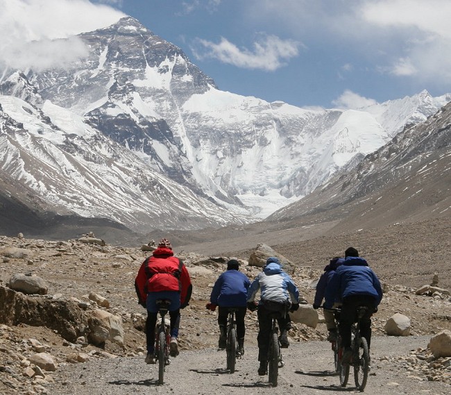 Last leg of the cycle, with Everest ahead  © P.Sanderson