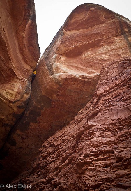 Tom Randall finishing off Century Crack in Utah  © Alex Ekins - No reproduction on other media without permission