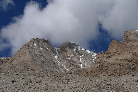 The gulley route up the east side of Lama Jimsa Kangri (6276m).  © Virgil Scott