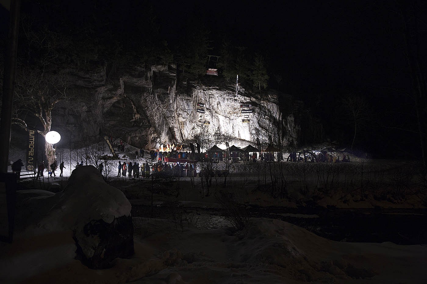 The floodlit event in the evening drew a large crowd  © Andrea Badrutt