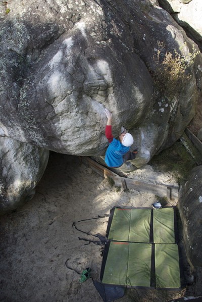 Sean McColl on Fourmis rouges, 7C+, Cuvier rempart, Fontainebleau, France  © Marshal German