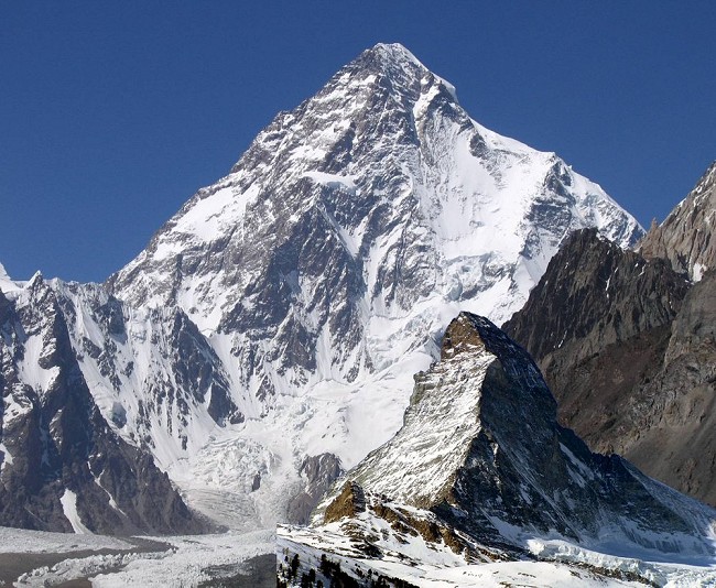 A size comparison of the Matterhorn North face with the huge South Face of K2  © Wikipedia