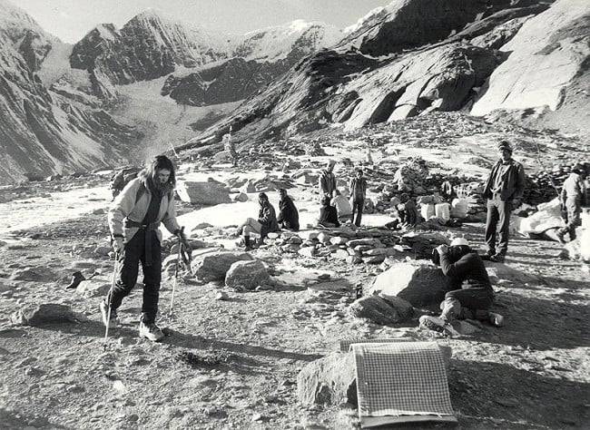 Wanda Rutkiewicz walks in to K2 Base Camp in 1982.  © Individual Photographers/Vertebrate Publishing