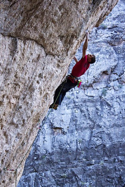 Jonathan Siegrist on the first crux of Le Reve, 9a/+, Arrow Canyon, Nevada  © Jorg Visser