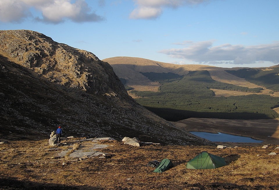Evening camp in the Dungeon Hills - hooped bivvy versus lightweight tent  © Dan Bailey