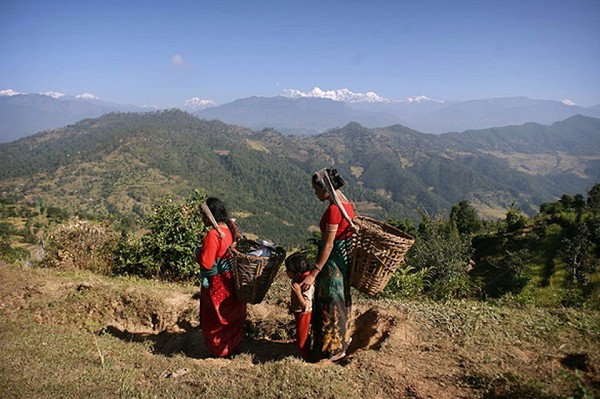 Nepalese women carrying water  © WaterAid
