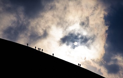 Climbers on a ridge in the glacier bassin below Aig. du Midi. Chamonix, France.  © Ulrik Hasemann