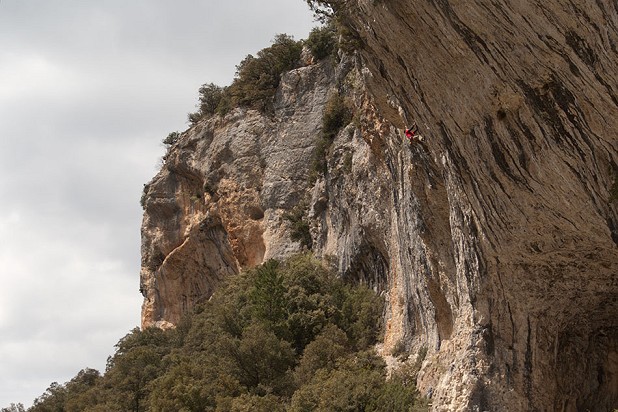 A climber on the brilliant long 8a of La Farce Tranquille  © Stephen Horne
