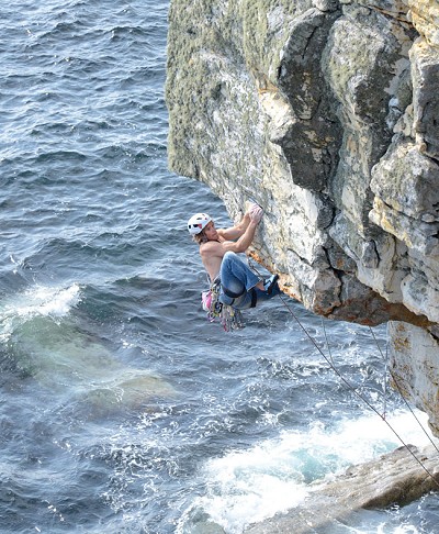 Dougal Taverner turning the lip on Rapid Learning Curve E6.  © Mick Ryan - UKC and UKH