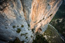 Mich Kemeter freesolos the F6a last pitch of Durandal, in the Verdon gorges of France.
