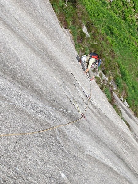 Clare setting up for the rockover onto the quartz band on pitch 2  © Neil Foster