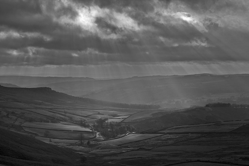 Crepuscular rays in Peak District  © simon carter