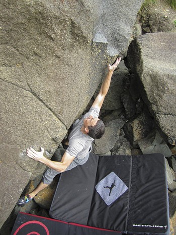 Rob Howell pulling hard on Higginson's Scar, Porth Ysgo. Note how the tri-fold design can fit over rocky landings  © Rob Howell