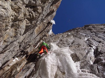 Matt Helliker involved in loose mixed high up in the fault line  © Jon Bracey