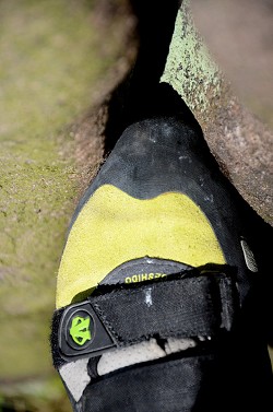 The narrow profile, low volume and pointy toe make the Geshido good for cracks and small pockets.  © Phil Baker