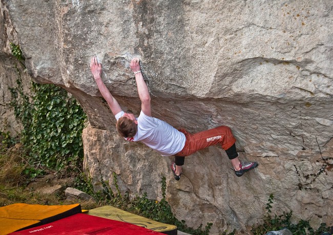 Ellis Butler Barker on the thin crimps of Guy Fawkes, Font 8A  © Tommy Harris