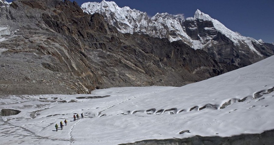 Crossing the glacier on the Cho La  © Rebecca Coles