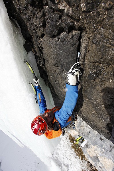 Albert Leichtfried placing gear on the crux pitch of Senza Piombo