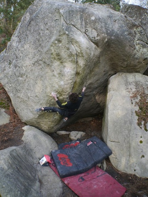 Guillaume Glairon-Mondet on Khéops assis, ~8B+, Fontainebleau  © Glairon-Mondet coll.