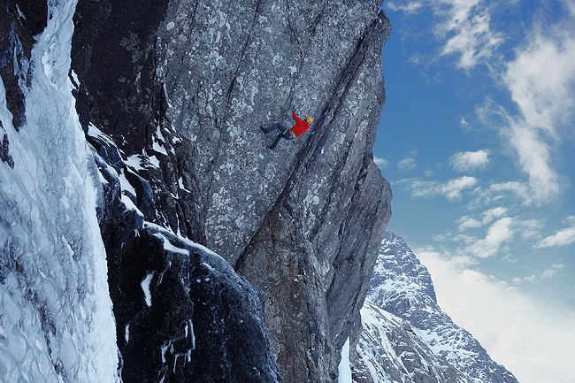 Dave MacLeod making the first ascent of White Noise, Ben Nevis  © Jamie Hageman