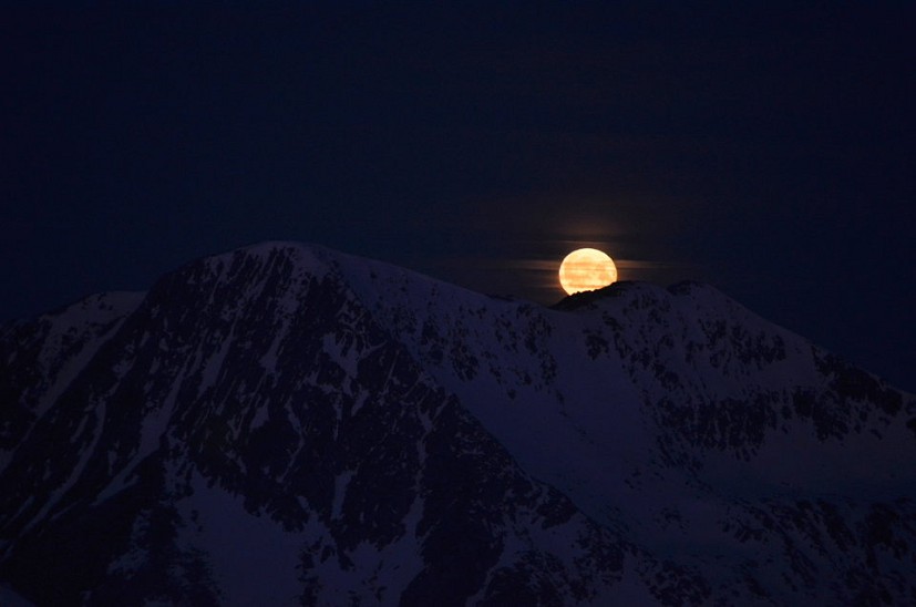 Moon set behind Sgurr na Sgine  © John Fleetwood