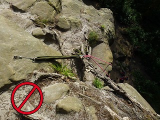 An example of a bad set up. The ropes are cutting into the rock.  © Emma Harrington