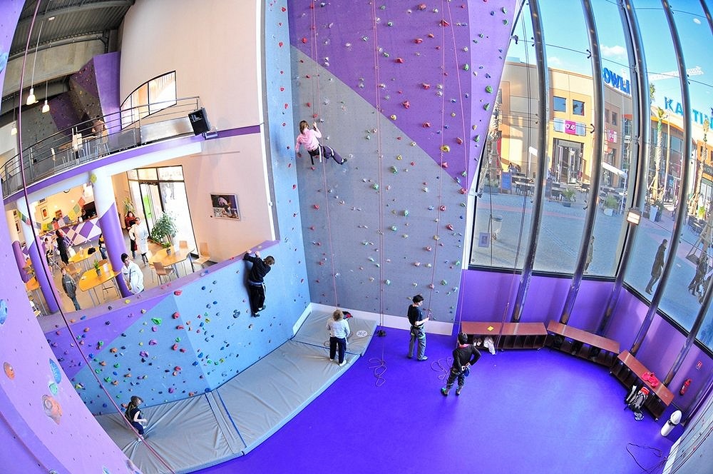 Altissimo climbing gym in the huge Odysseum center of Montpellier  © Olivier