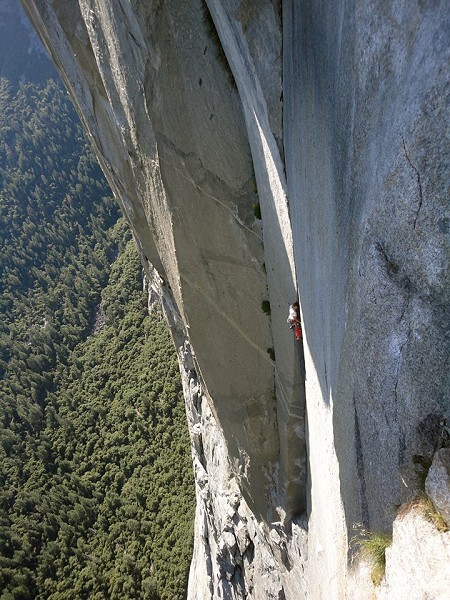 Chris Bevins climbing the great flake on his NIAD Solo ascent  © Nacho Elorza