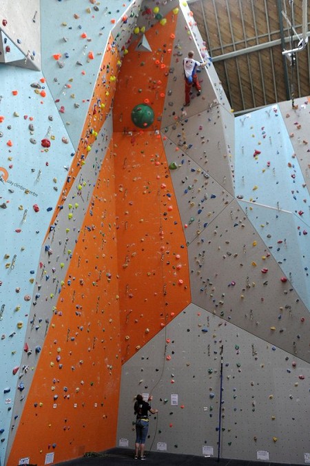 Steve Glennie reaching for the top of a technically challenging ascent in the mens’ finals  © MoD