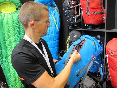 The front opening zip on the Miage 30L pack from Salewa  © UKC