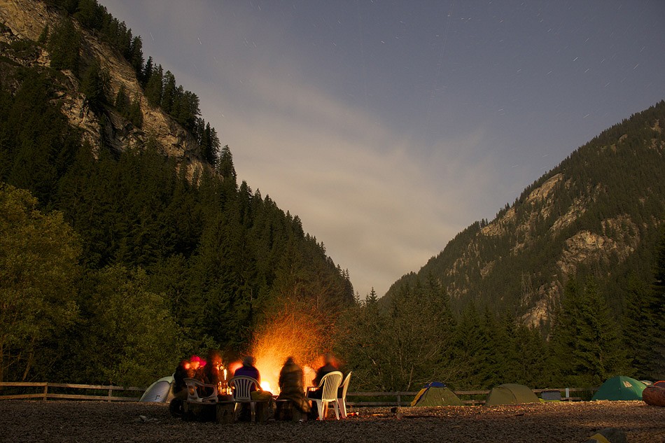 How it should be, a friendly evening on the campsite around the fire pit  © Thomas Saluz
