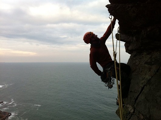 Getting ready to go through the roof of 2nd pitch on Death Cap  © seanhendo123