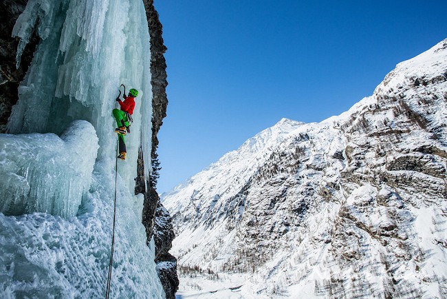 Colin Peck on Stella Artice, WI5, Cogne in bright white winter plumage  © nadir khan